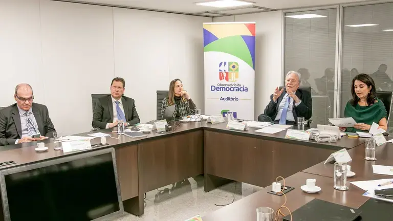AGU aprova guia sobre uso de IA nas eleições