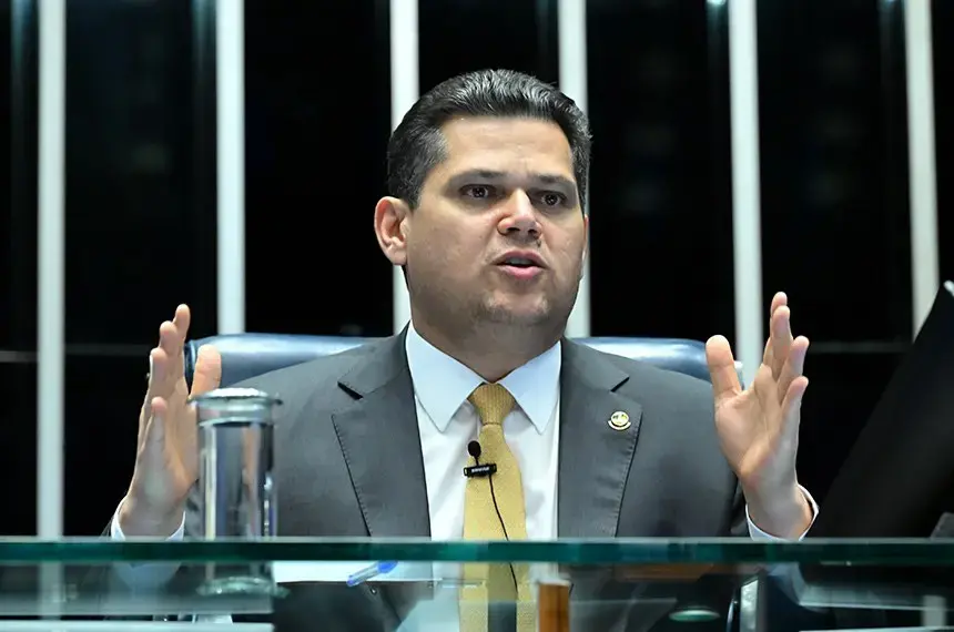 Alcolumbre evita compromisso com PEC 6x1 e empresários pedem adiamento