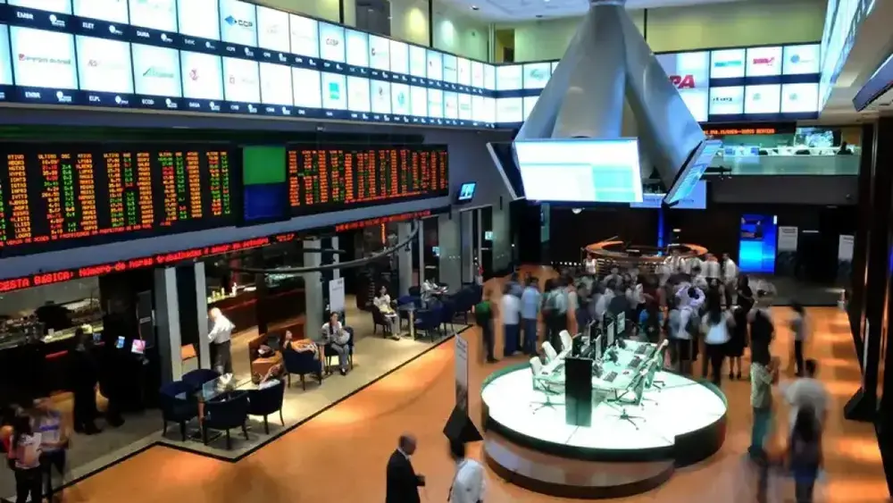 Bolsa abre após atraso de 3h com dólar em alta e Fed no radar