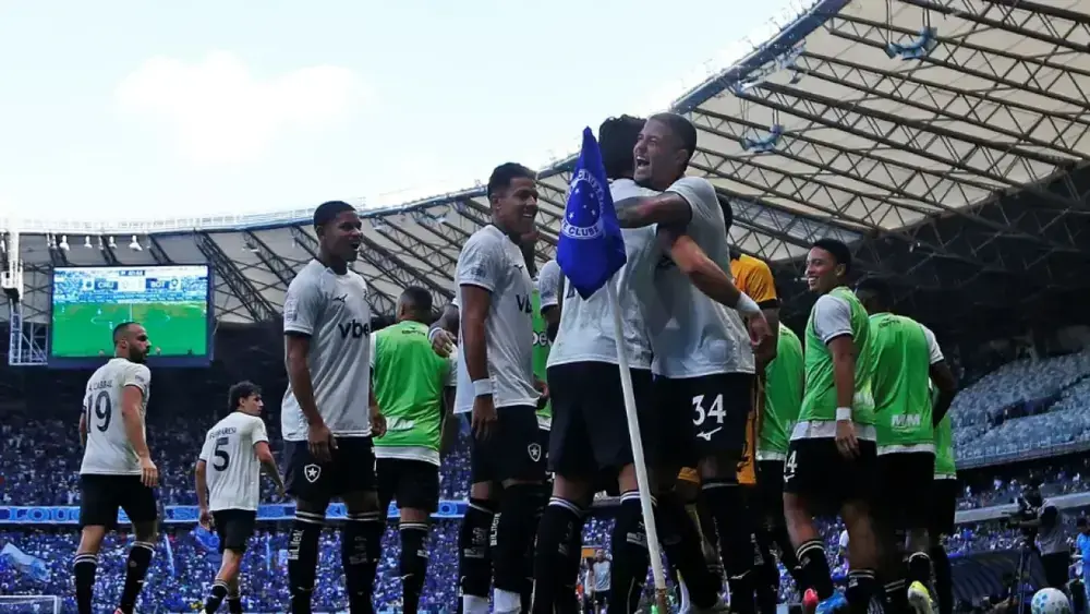 Botafogo vence Cruzeiro no Mineirão e assume 7º lugar
