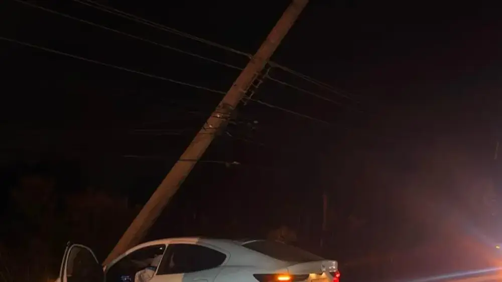 Carro bate em poste no Altiplano Leste e motorista não se fere