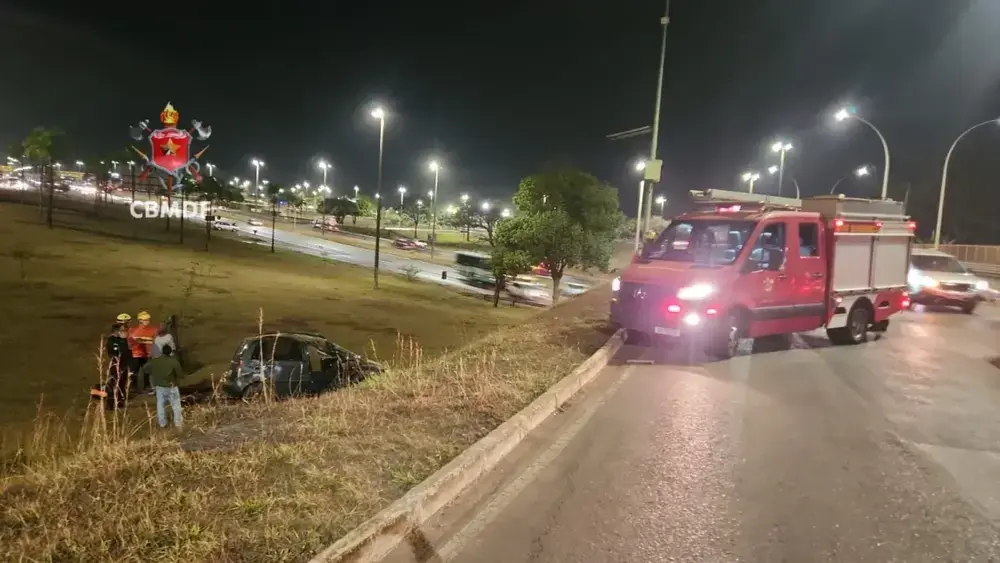Carro capota na EPIA Sul e motorista é socorrido pelo Samu