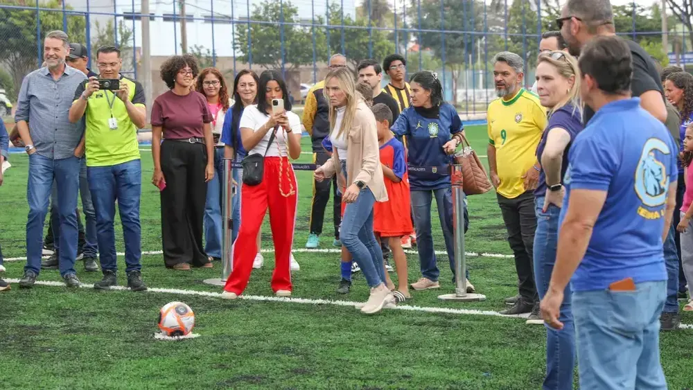 Celina Leão entrega reforma de campos sintéticos em Taguatinga e Samambaia