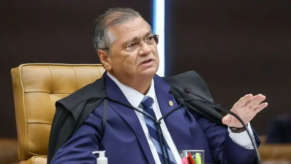 Dino afasta secretário do MA e decreta prisão domiciliar