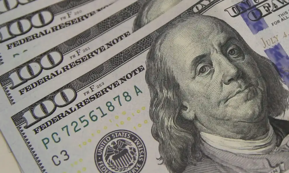 Dólar cai com alta do petróleo e real se destaca