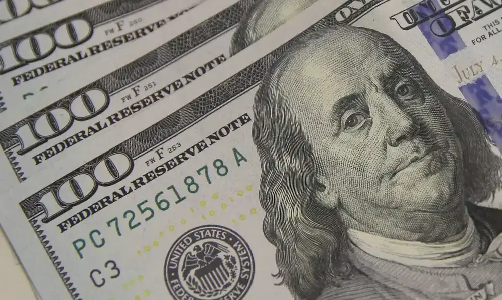 Dólar cai com alta do petróleo e real se destaca
