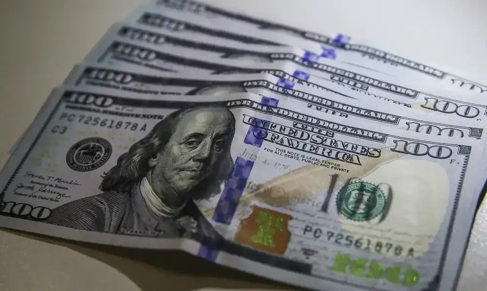 Dólar fecha em R$4,95, menor nível em dois anos