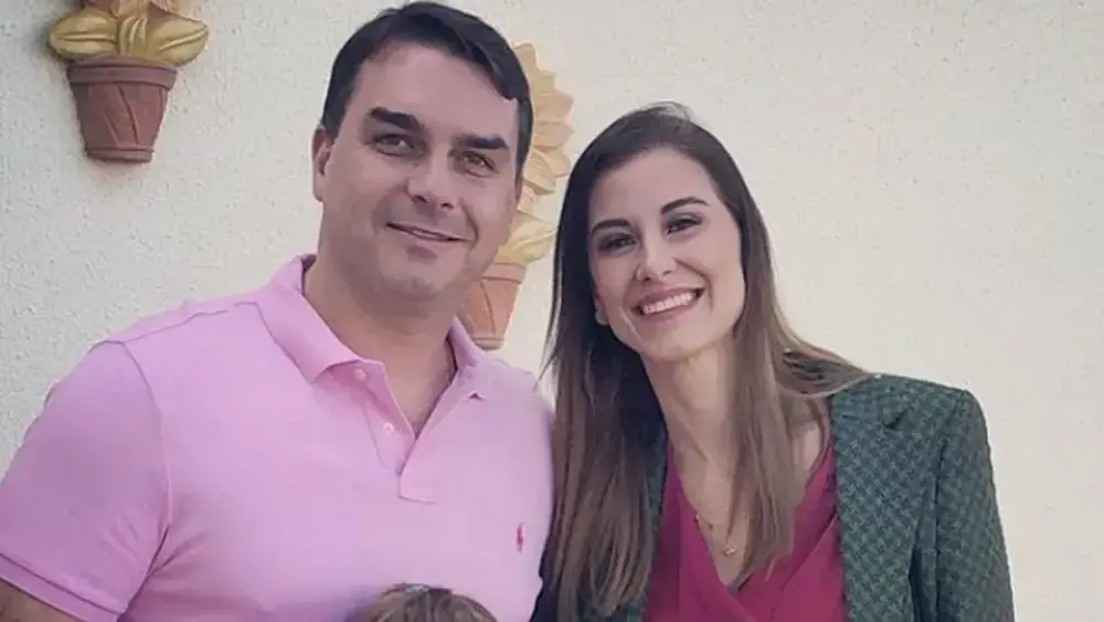 Esposa de Flávio Bolsonaro sai em defesa do senador após críticas