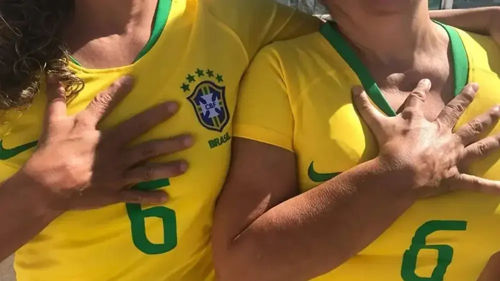 Família com seis dedos em Brasília vira símbolo do hexa na Copa
