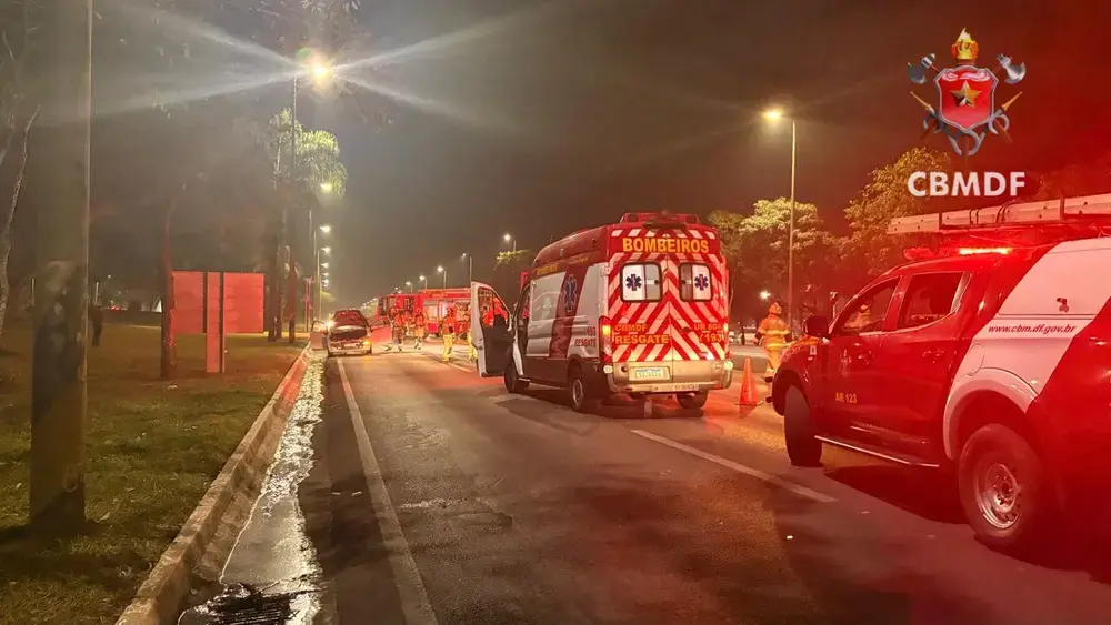 Fiat Punto pega fogo no Eixão Sul e interdita faixas