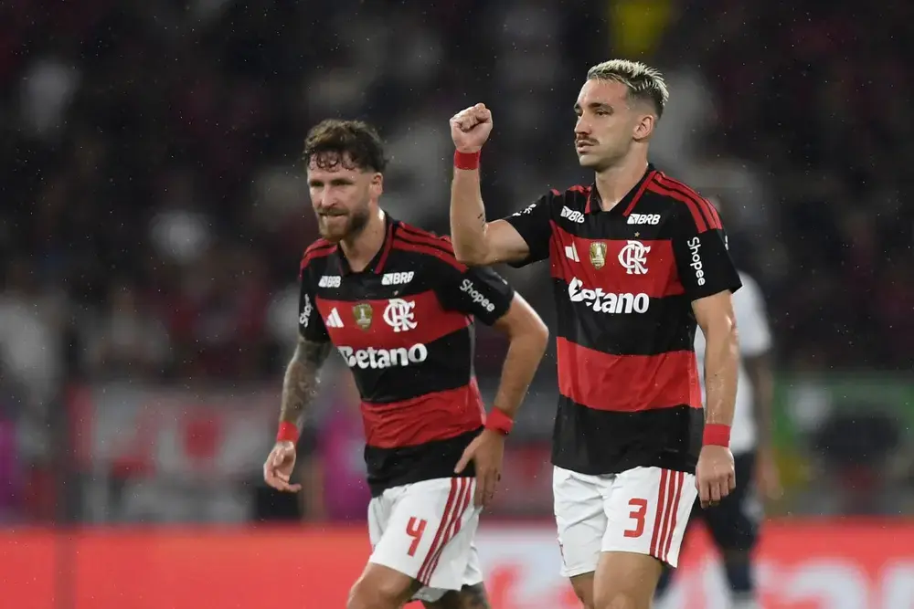 Flamengo empata com Athletico-PR e segue quatro pontos atrás do Palmeiras
