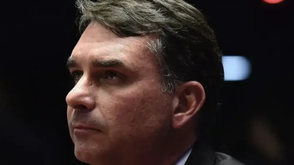 Flávio admite erro de Bolsonaro com imprensa