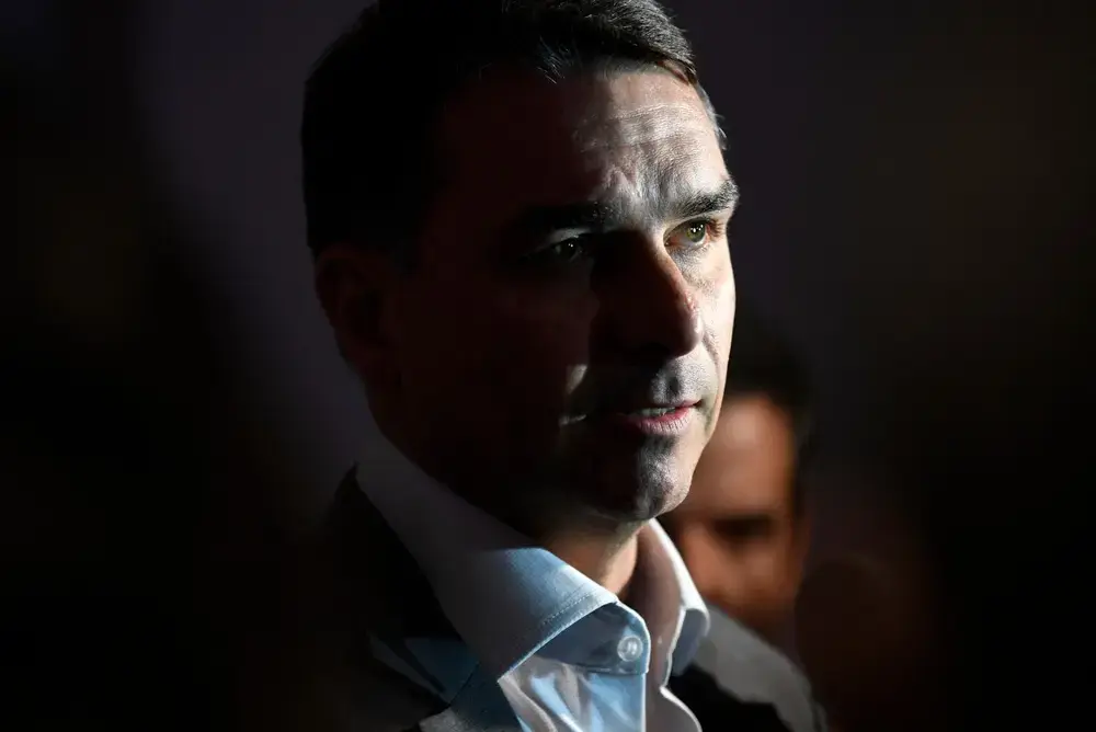 Flávio Bolsonaro defende base ampla para mudar Constituição