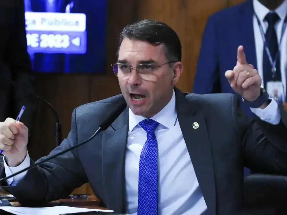 Flávio Bolsonaro fala em perseguição estatal após ação policial contra produtora