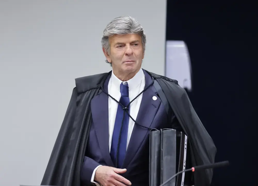 Fux segue Cármen Lúcia e vota contra reduzir inelegibilidade