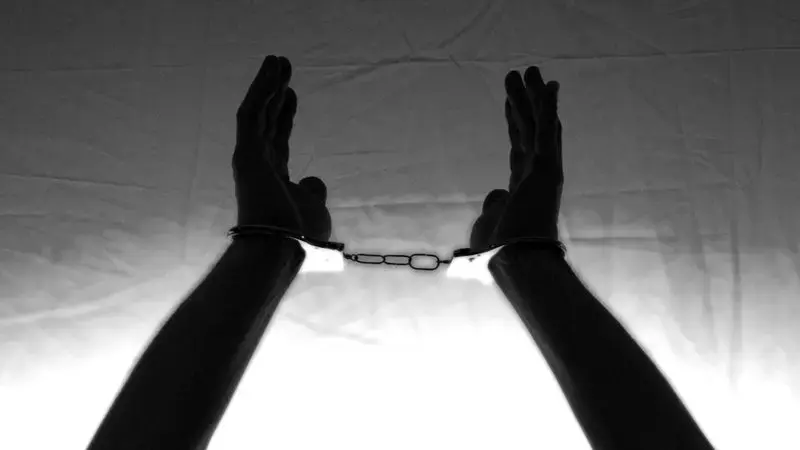 Homem é preso após matar o próprio pai de 90 anos a pauladas