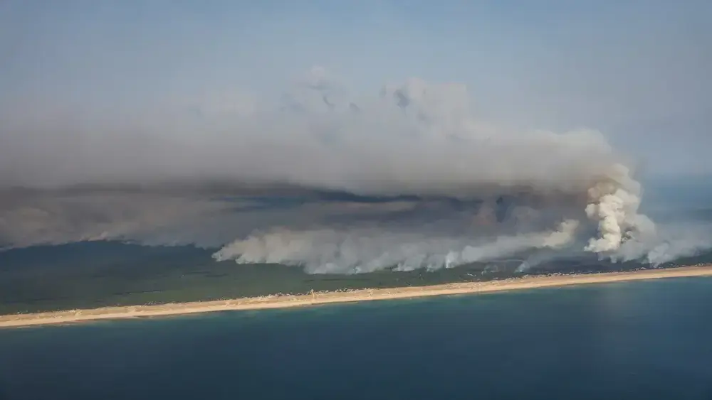 Incêndio em Cap Ferret obriga fuga de milhares na França