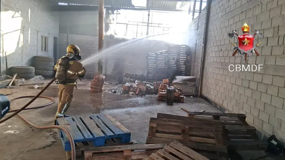 Incêndio em galpão em Ceilândia é controlado sem vítimas