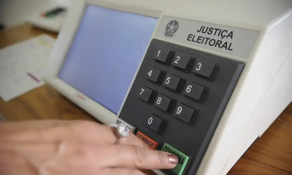 Mais de 175 mil com deficiência votam em seções inacessíveis