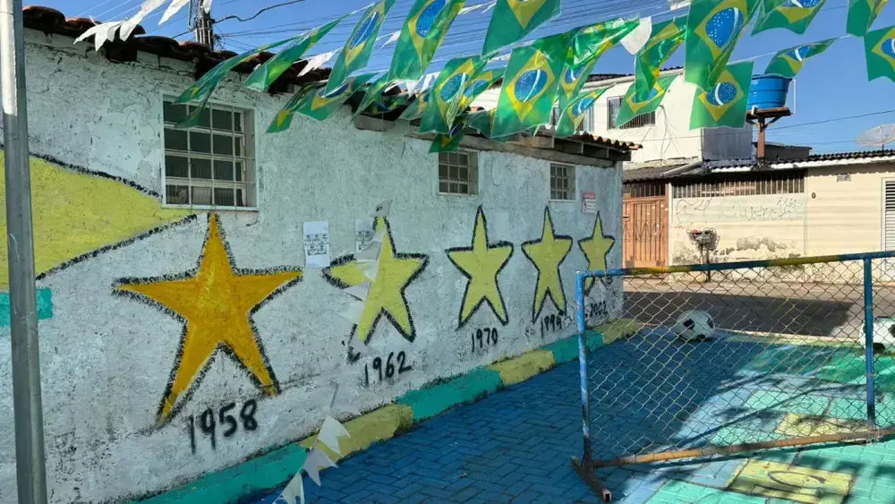Moradores transformam beco no Cruzeiro em point da Copa