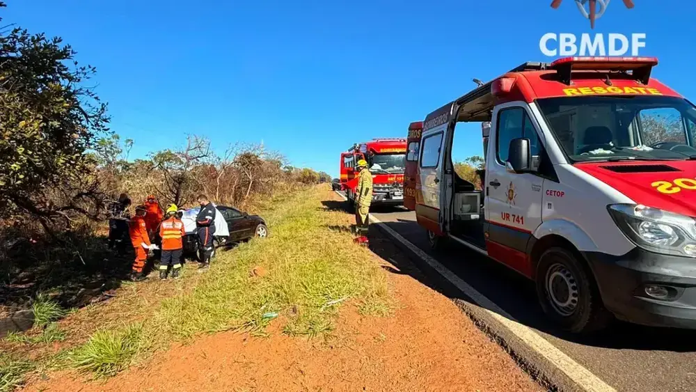 Mulher morre em acidente na DF-190 após carro bater em árvore