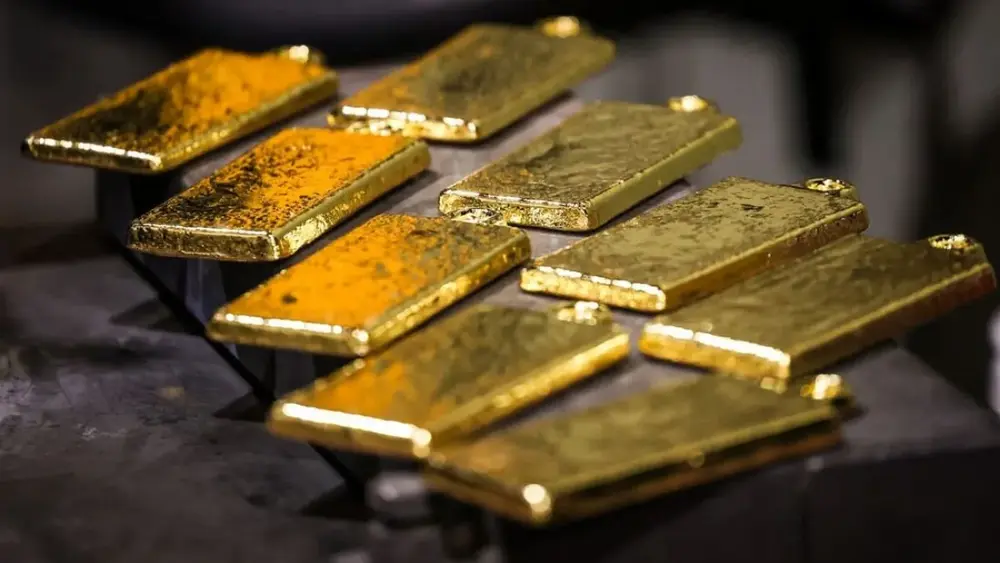 Ouro supera petróleo e fecha em alta com olho no Fed