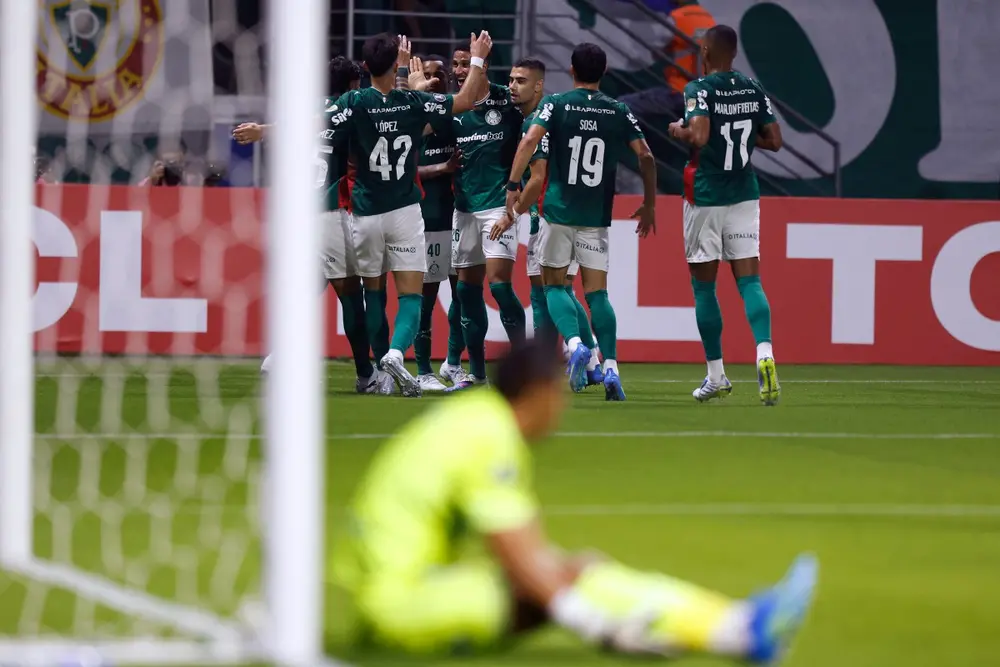 Palmeiras vence Bragantino e segue líder do Brasileirão