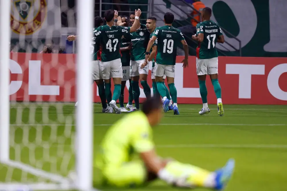 Palmeiras vence Bragantino e segue líder do Brasileirão