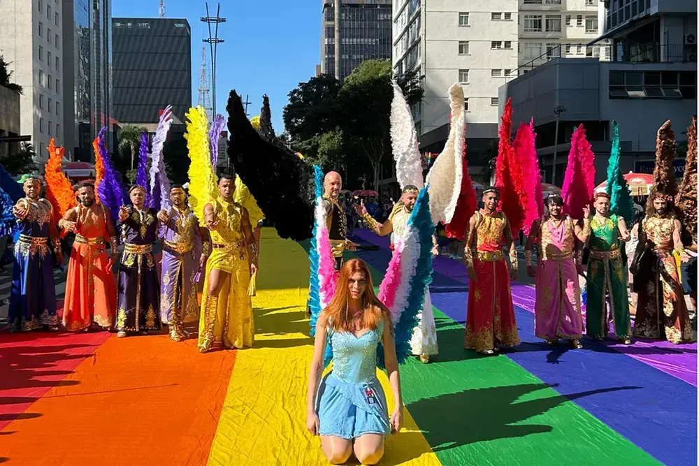 Parada LGBT+ expõe ausência da direita e contrasta com Marcha para Jesus