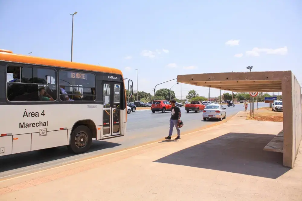 Roubos em ônibus do DF caem 52% com fim do dinheiro