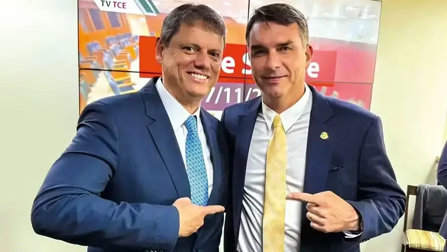 Tarcísio cobra explicações de Flávio sobre caso Master