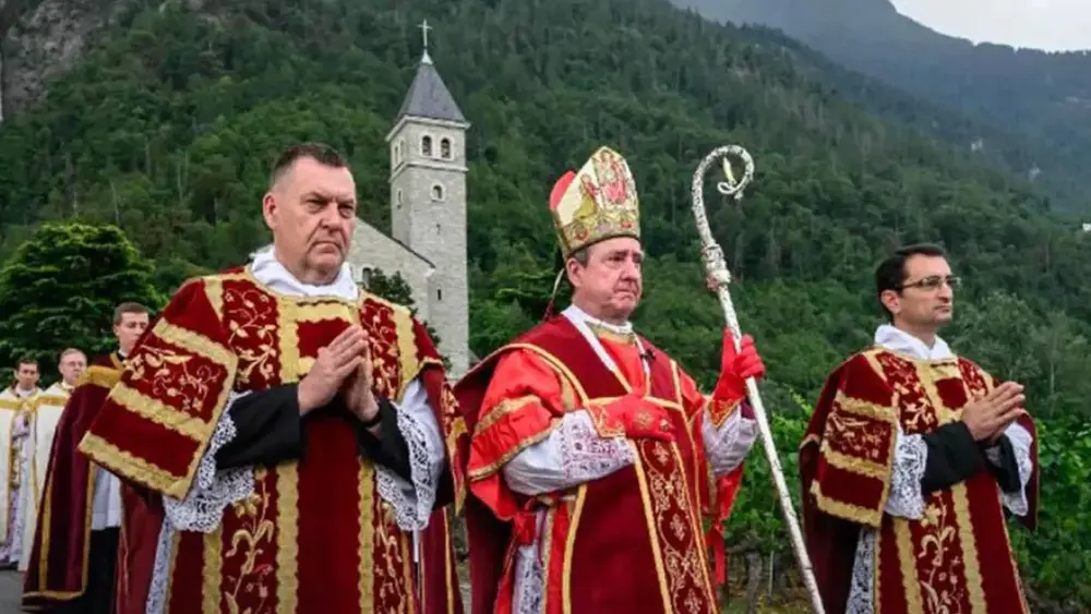Vaticano excomunga grupo católico ultratradicionalista