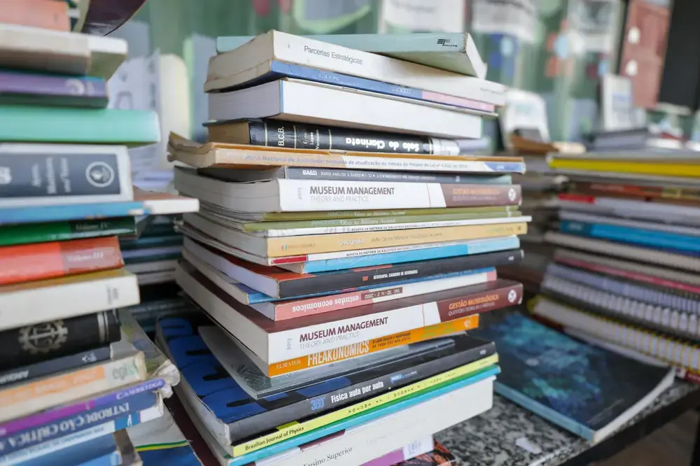 Venda de livros cresce 6,5% no Brasil em 2025; obras gerais lideram