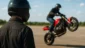 Quem faz a coordenação de stunts de moto?