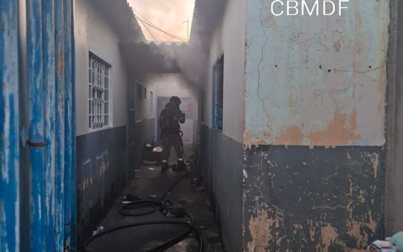 Bombeiros controlam incêndio em casa no Recanto das Emas