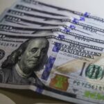 Dólar fecha em R$4,95, menor nível em dois anos