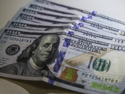 Dólar fecha em R$4,95, menor nível em dois anos