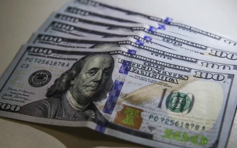 Dólar fecha em R$4,95, menor nível em dois anos