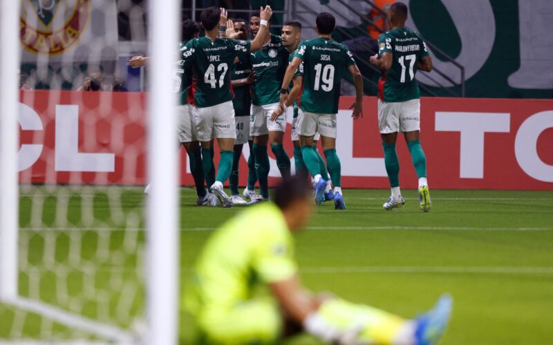 Palmeiras vence Bragantino e segue líder do Brasileirão