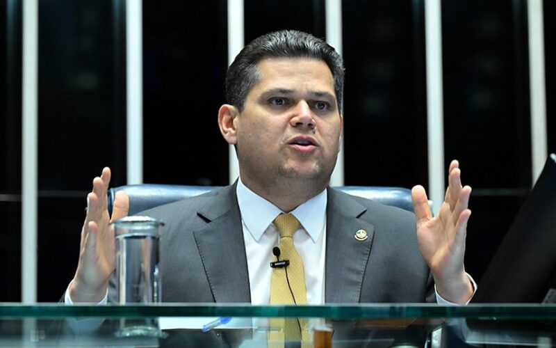 Alcolumbre evita compromisso com PEC 6x1 e empresários pedem adiamento