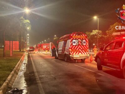 Fiat Punto pega fogo no Eixão Sul e interdita faixas