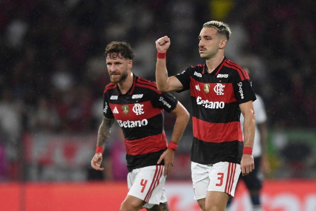 Flamengo empata com Athletico-PR e segue quatro pontos atrás do Palmeiras