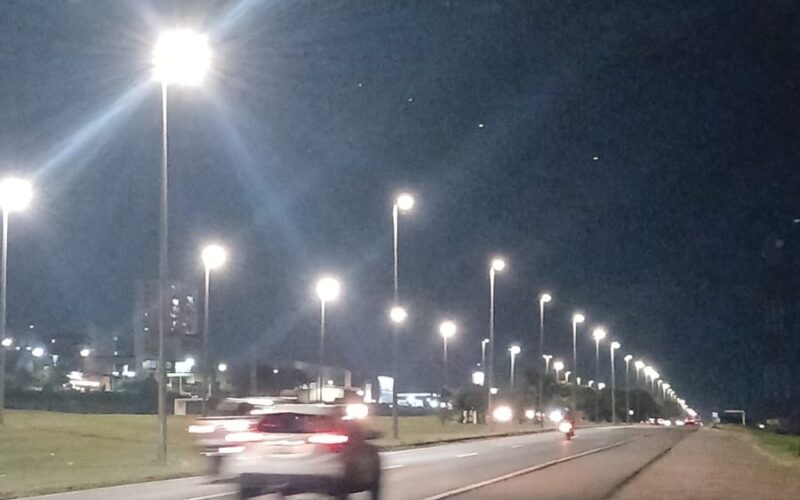Força-tarefa do GDF melhora iluminação em Samambaia