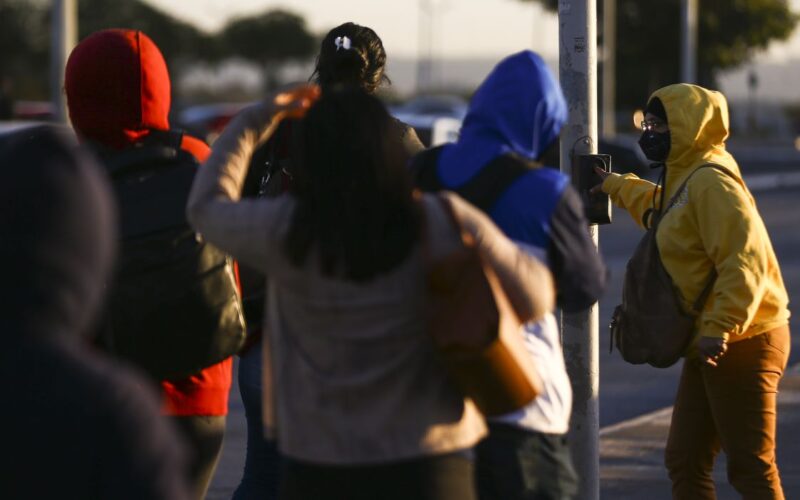 Frente fria traz temporais e queda de temperatura no Sul do Brasil