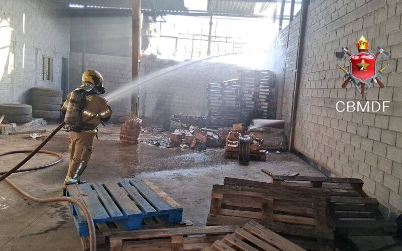 Incêndio em galpão em Ceilândia é controlado sem vítimas
