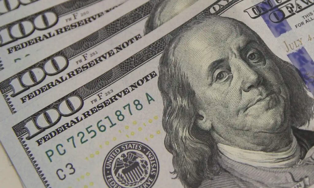 Dólar cai com alta do petróleo e real se destaca