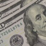 Dólar cai com alta do petróleo e real se destaca