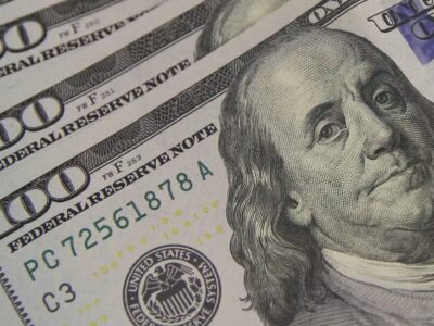 Dólar cai com alta do petróleo e real se destaca