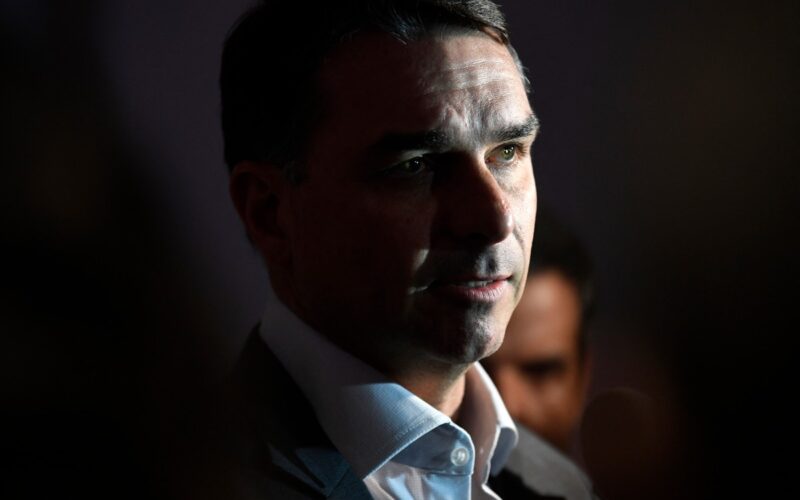 Flávio Bolsonaro defende base ampla para mudar Constituição