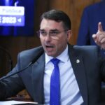 Flávio Bolsonaro fala em perseguição estatal após ação policial contra produtora